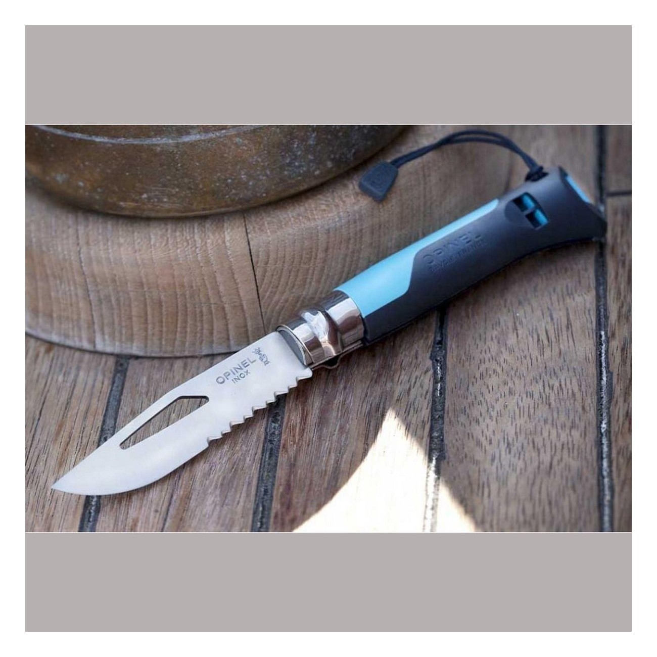 Coltello Opinel Outdoor N.8 Blu con Fischietto, Lama Seghettata e Anello di Sicurezza Virobloc - Ideale per Avventure all'Aperto