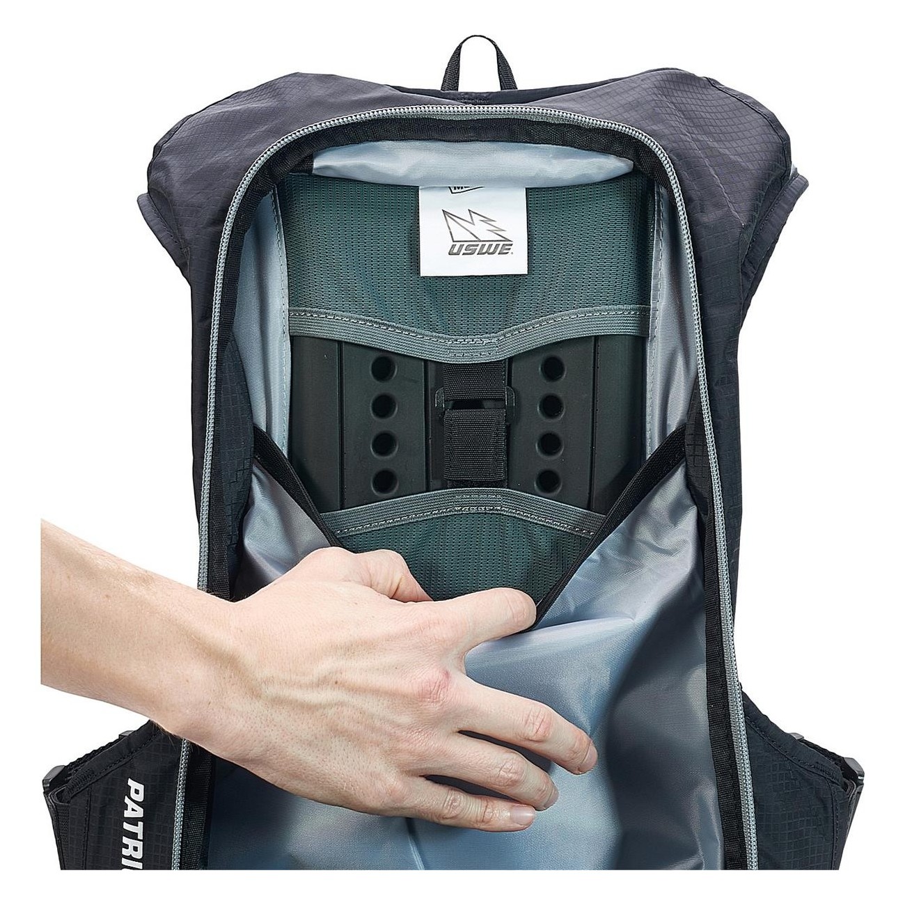 Mochila USWE Patriot 15 Litros Gris-Negro con Protector de Espalda para MTB - 2