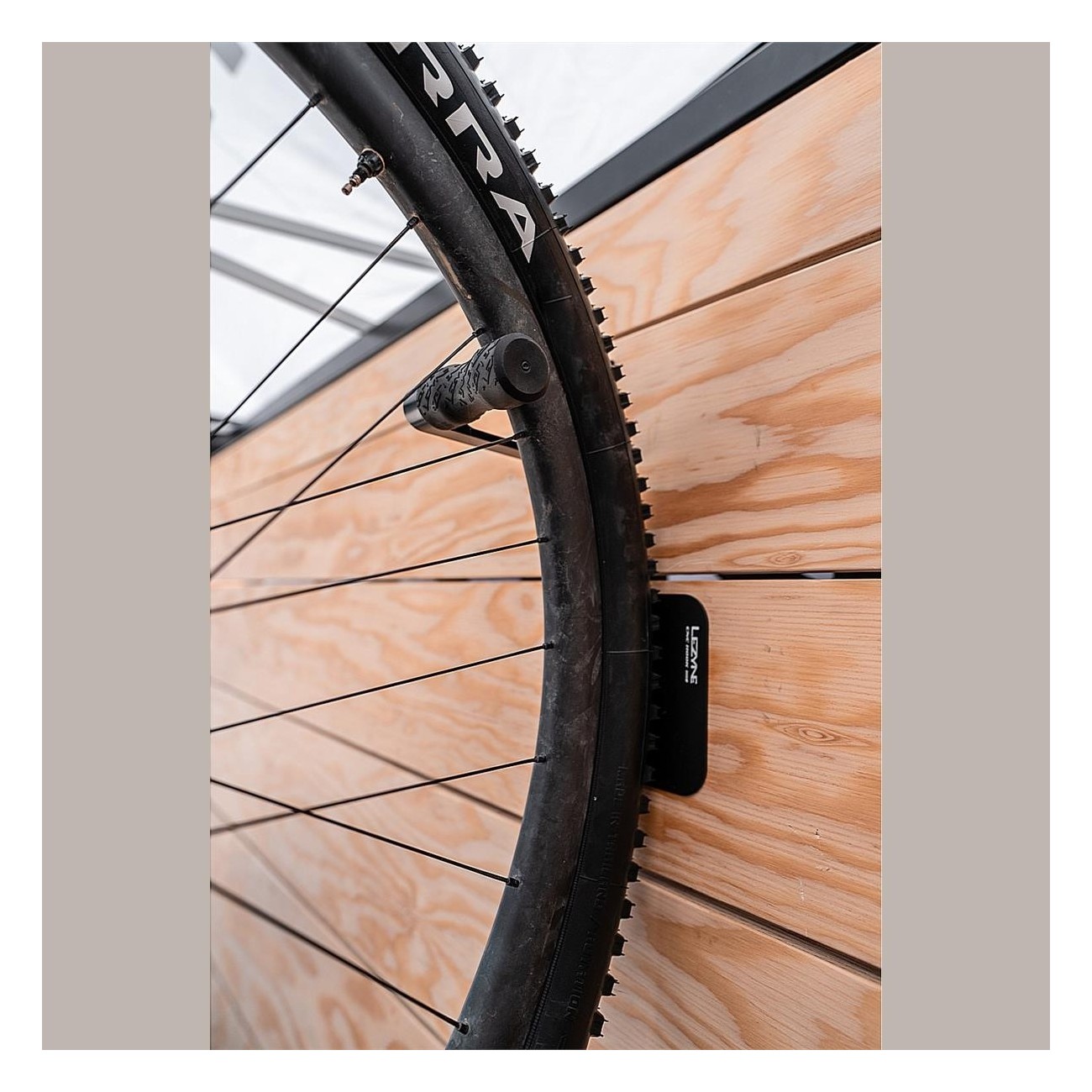 Crochet de Roue en Aluminium CNC Noir Lezyne - Support Mural pour Vélo - 5