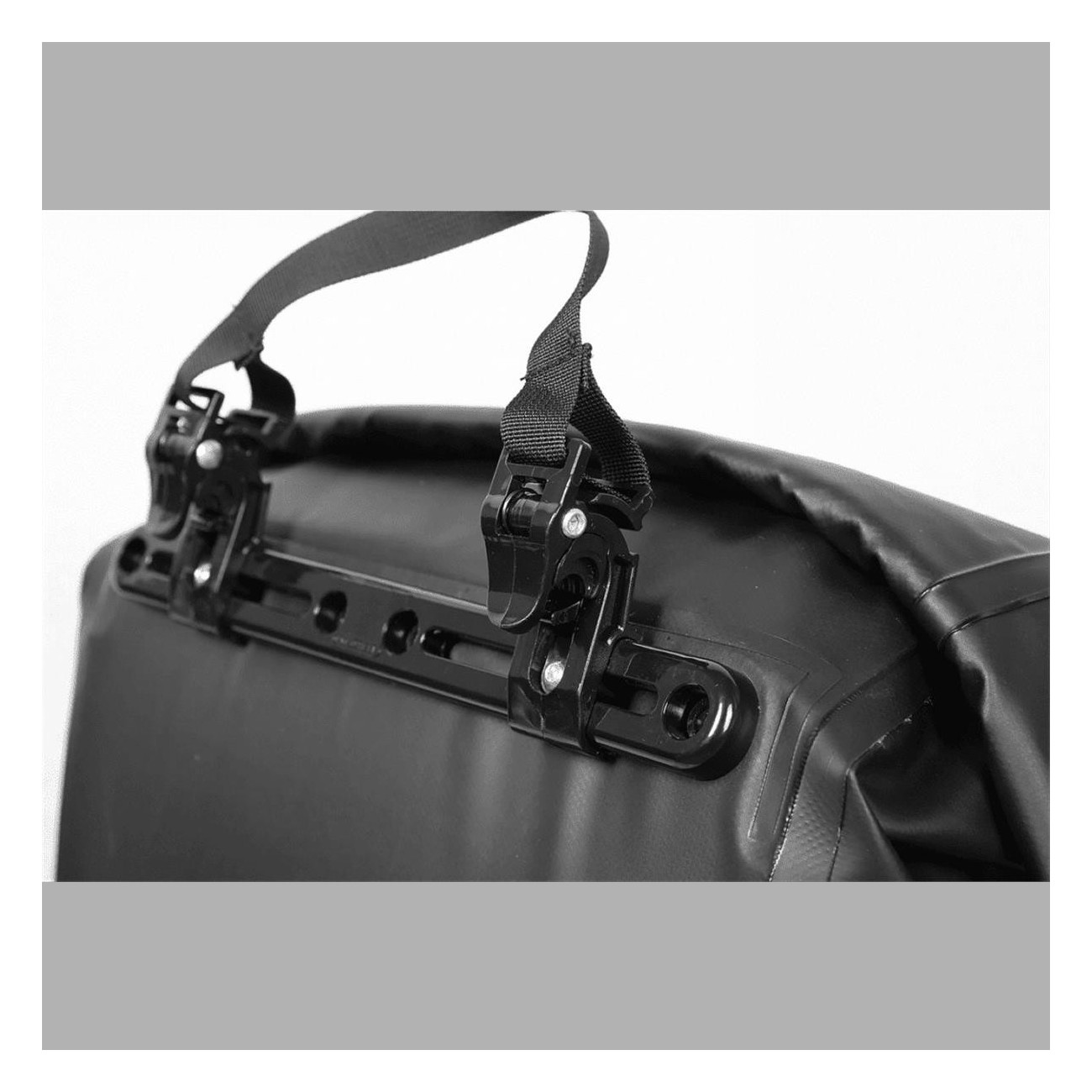 Bolsa Lateral Impermeable 20L Negra con Logo Reflectante - 34x18x42 cm - 2