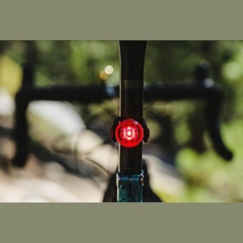 Luz Trasera Femto USB Recargable 5 Lúmenes, Negra, para Bicicleta - 2