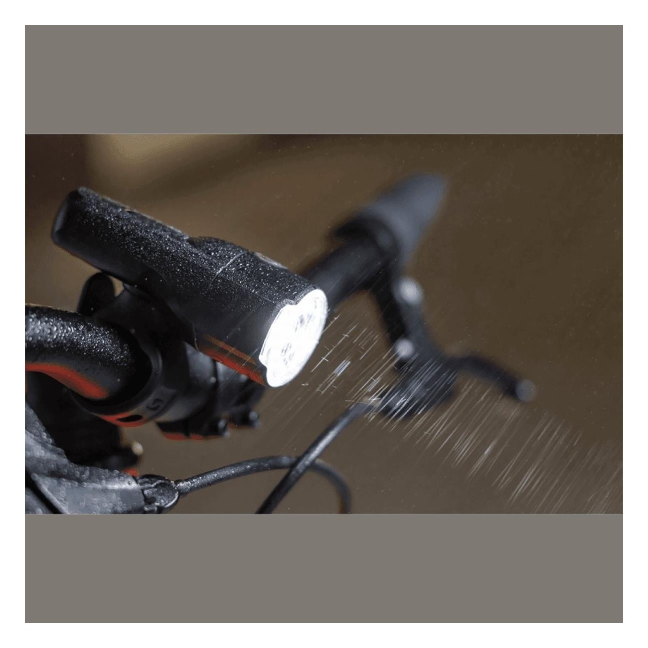 Lumi Avant Vélo AURA 30, 30 Lux, 2 Modes, Piles AA Incluses, Faisceau 40m - 2